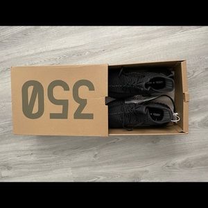 Yeezy static black (reflective)